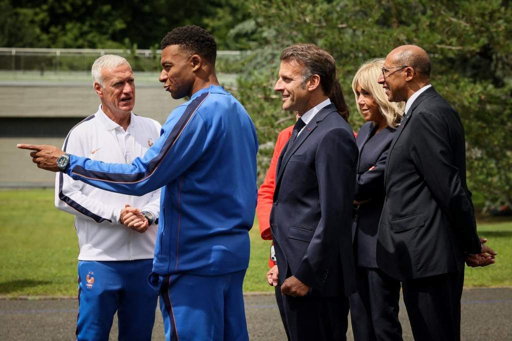Emmanuel Macron soutient Kylian Mbappé face au racisme