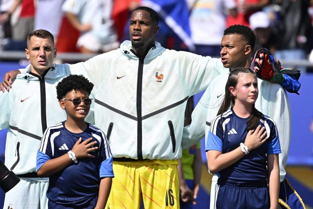 Les joueurs de l'equipe de France unissent leurs voix durant l'hymne national