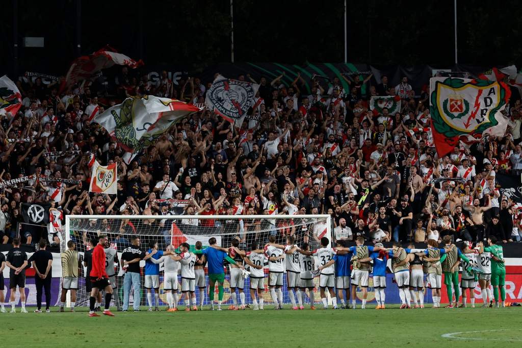 Les supporters du Rayo Vallecano arborant leurs couleurs dans les tribunes de l'Estadio de Vallecas.