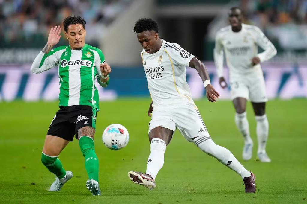 Vinicius Junior tout sourire sous le maillot du Real Madrid lors d'une rencontre de gala.