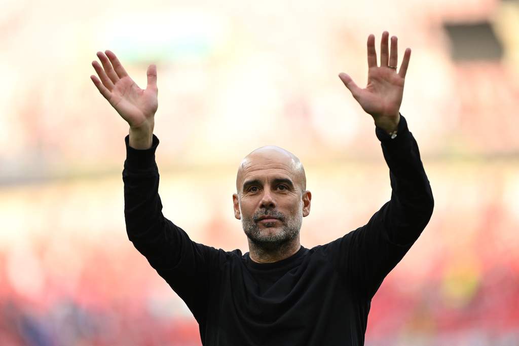 Pep Guardiola sur un banc de touche, potentiel candidat pour diriger l'équipe nationale d'Italie.