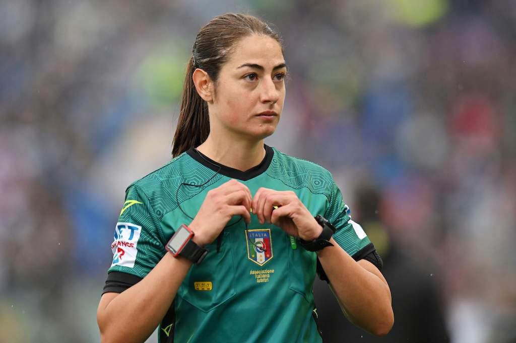 Un arbitre italien sur la pelouse d'un stade de Série A lors d'un match sous tension.