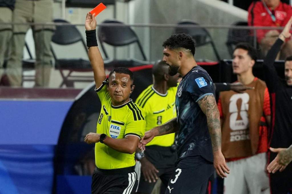 Ivan Barton au sifflet pour la demi-finale France-Espagne