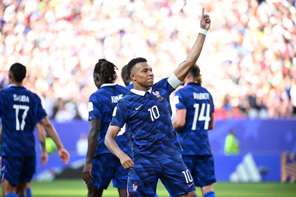 Kylian Mbappé célèbre son but sur penalty face au Paraguay lors de la Coupe du monde 2026