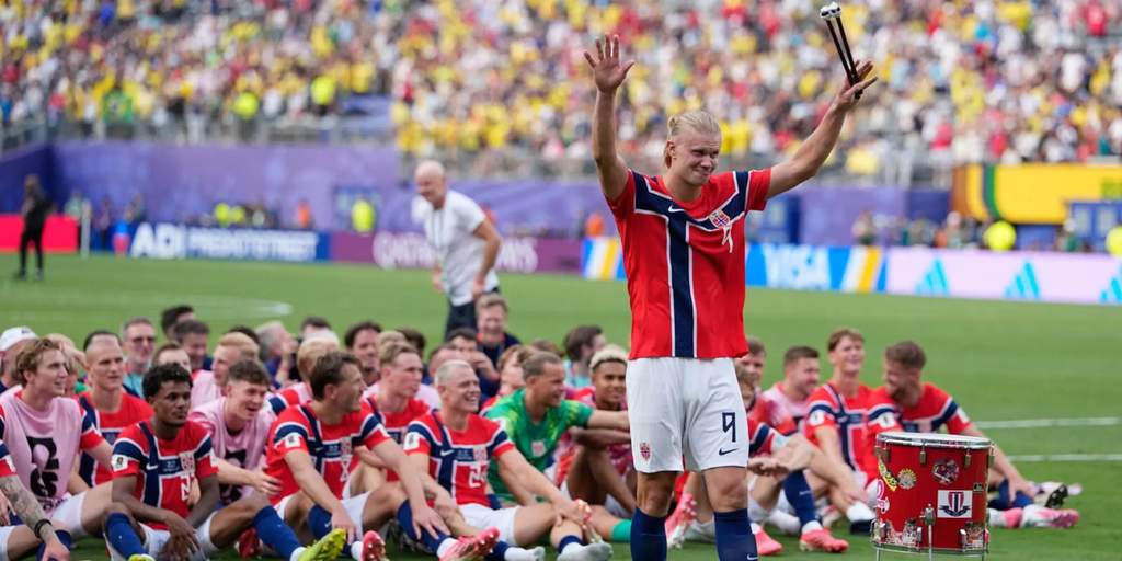 La nazionale della Norvegia festeggia la qualificazione ai quarti di finale dei Mondiali 2026