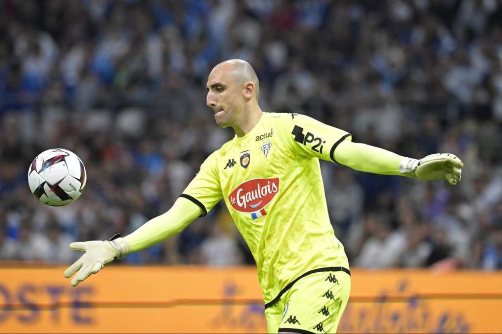 Le gardien de but Paul Bernardoni lors d'un match officiel de football.