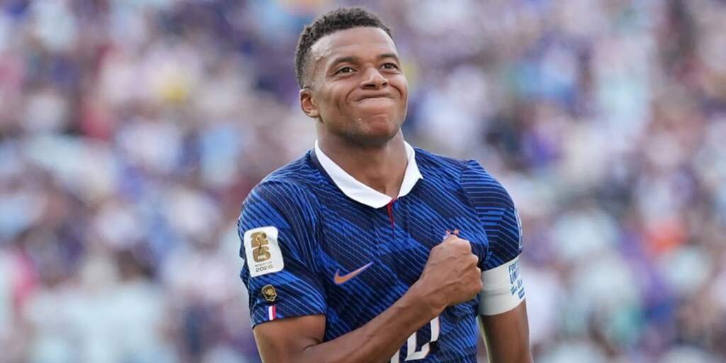Kylian Mbappé sous le maillot de la France lors du match face au Paraguay au Mondial