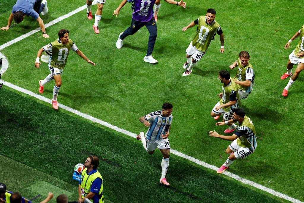 Les joueurs de l'Argentine célèbrent leur qualification héroïque face à l'Égypte au Mondial 2026.