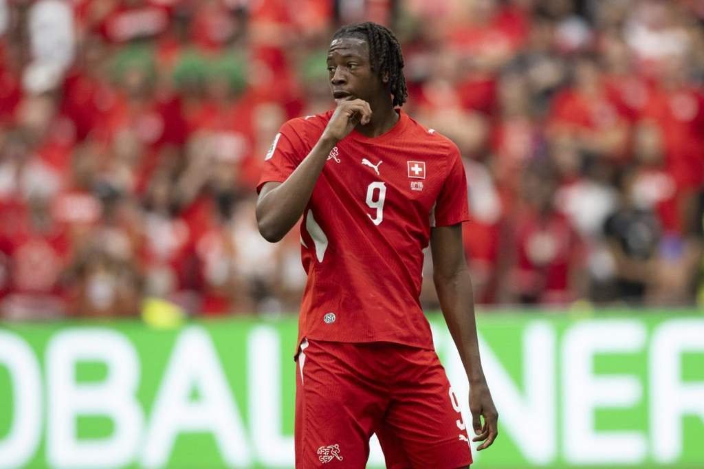 Le joueur suisse Johan Manzambi court lors d'un match de football