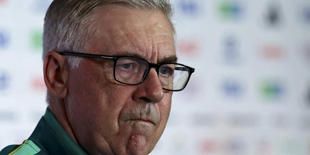 Carlo Ancelotti sélectionneur du Brésil répondant aux critiques en conférence de presse