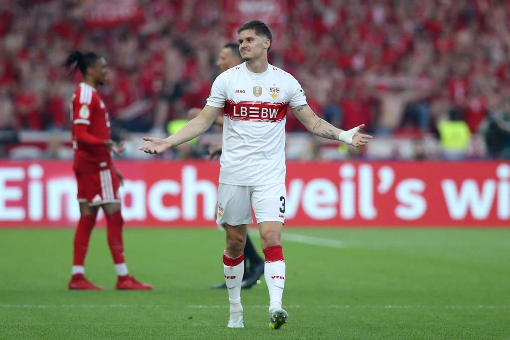 Le défenseur Ramon Hendriks sous le maillot du VfB Stuttgart lors d'un match de Bundesliga