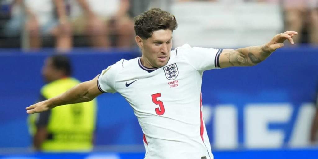 John Stones sous le maillot de l'Angleterre suivi par la Juventus