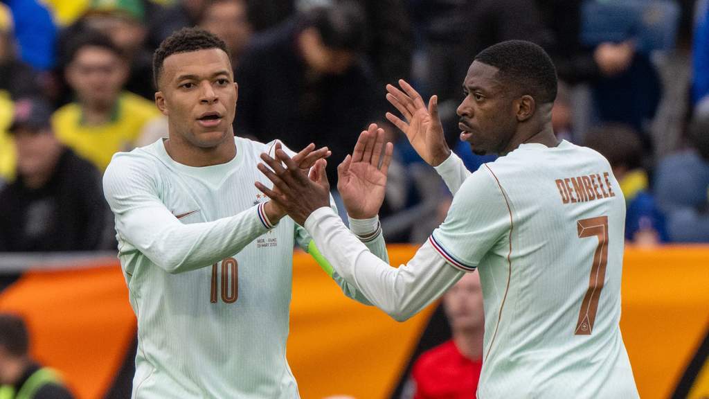 Ousmane Dembélé et Kylian Mbappé célèbrent la victoire de la France face au Maroc en Coupe du monde