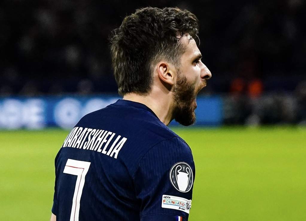 Khvicha Kvaratskhelia sous le maillot du PSG lors d'un match de Ligue des champions.