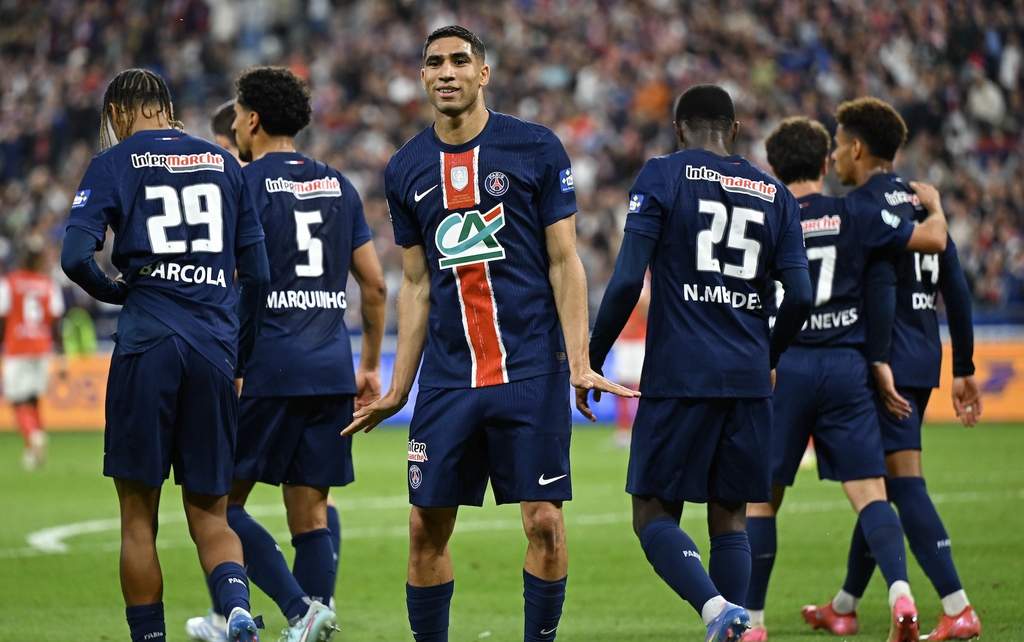 Ousmane Dembélé and Achraf Hakimi smiling during a high-intensity PSG training session.