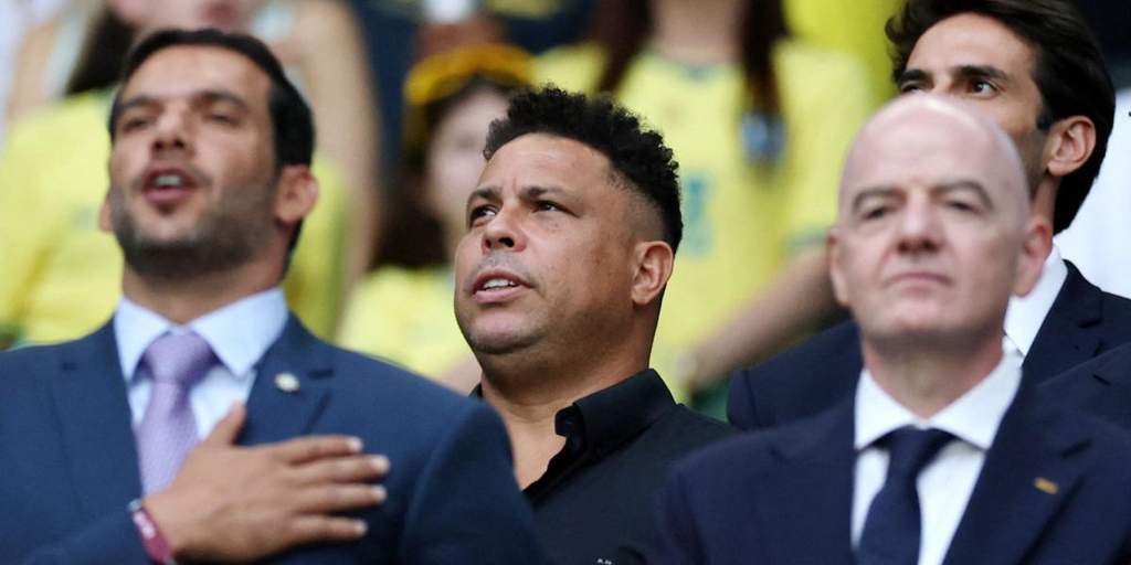 Ronaldo et Kylian Mbappé lors d'une cérémonie officielle de football
