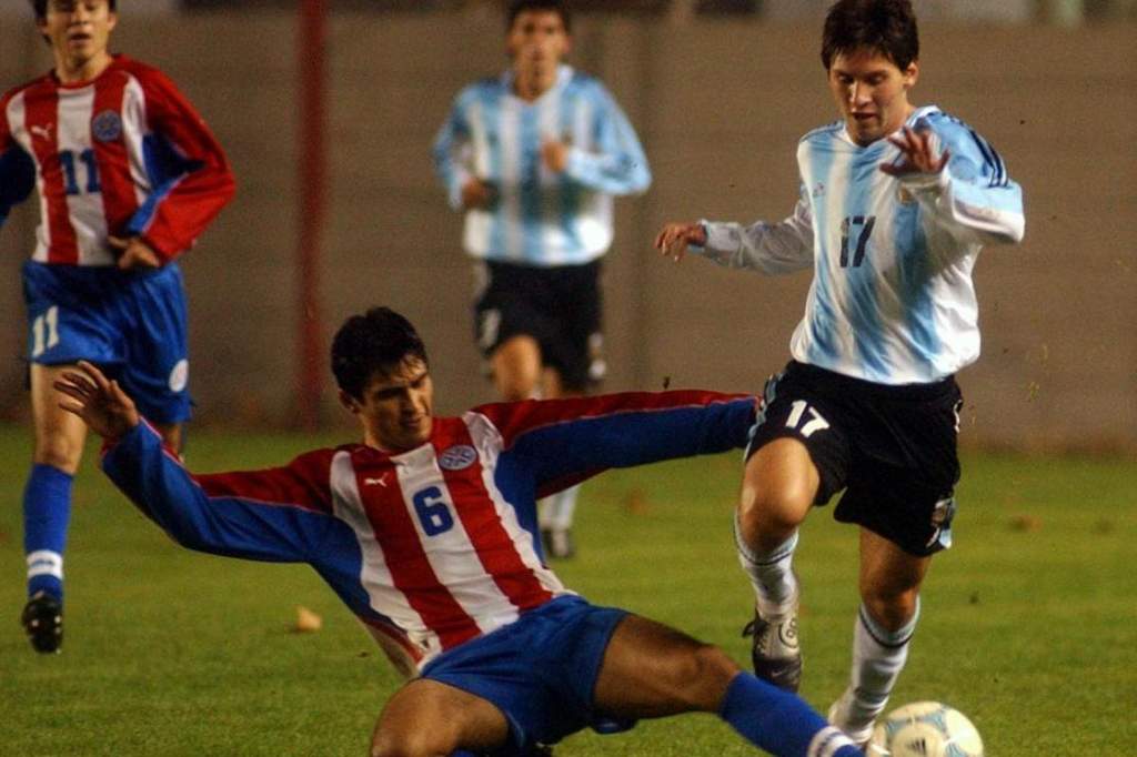 Le jeune Lionel Messi sous le maillot du FC Barcelone au début des années 2000