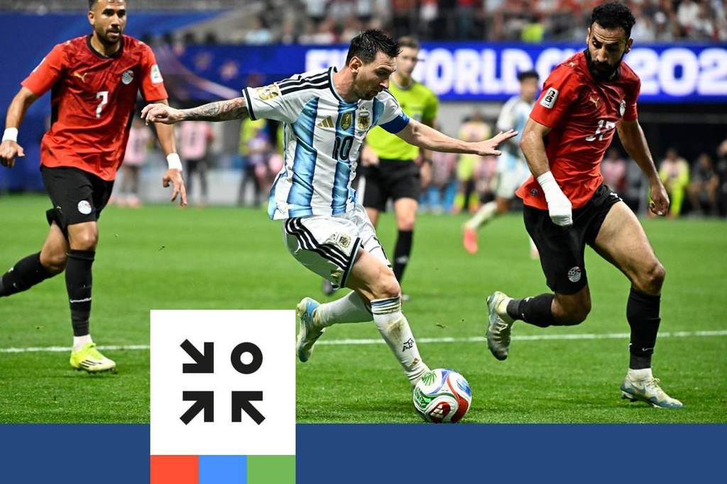 Lionel Messi en action sur le côté droit lors du match Argentine contre Égypte