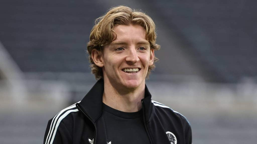 L'attaquant international anglais Anthony Gordon sous le maillot de Newcastle United.