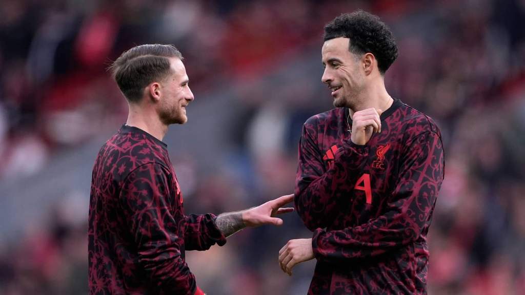 Le milieu de terrain anglais Curtis Jones sous les couleurs de Liverpool à Anfield.