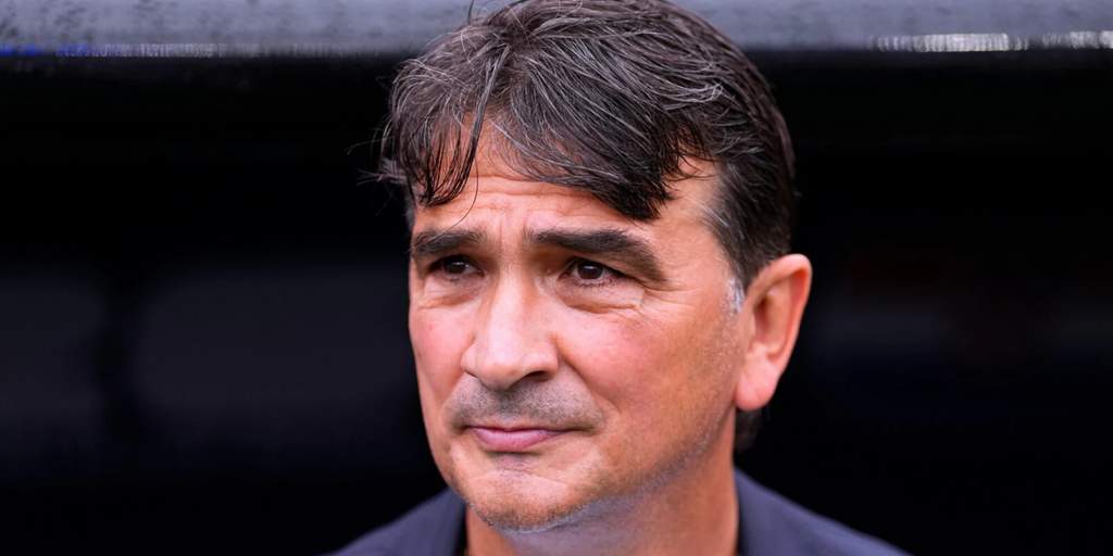 Zlatko Dalić saluant les supporters après un match de l'équipe nationale de Croatie