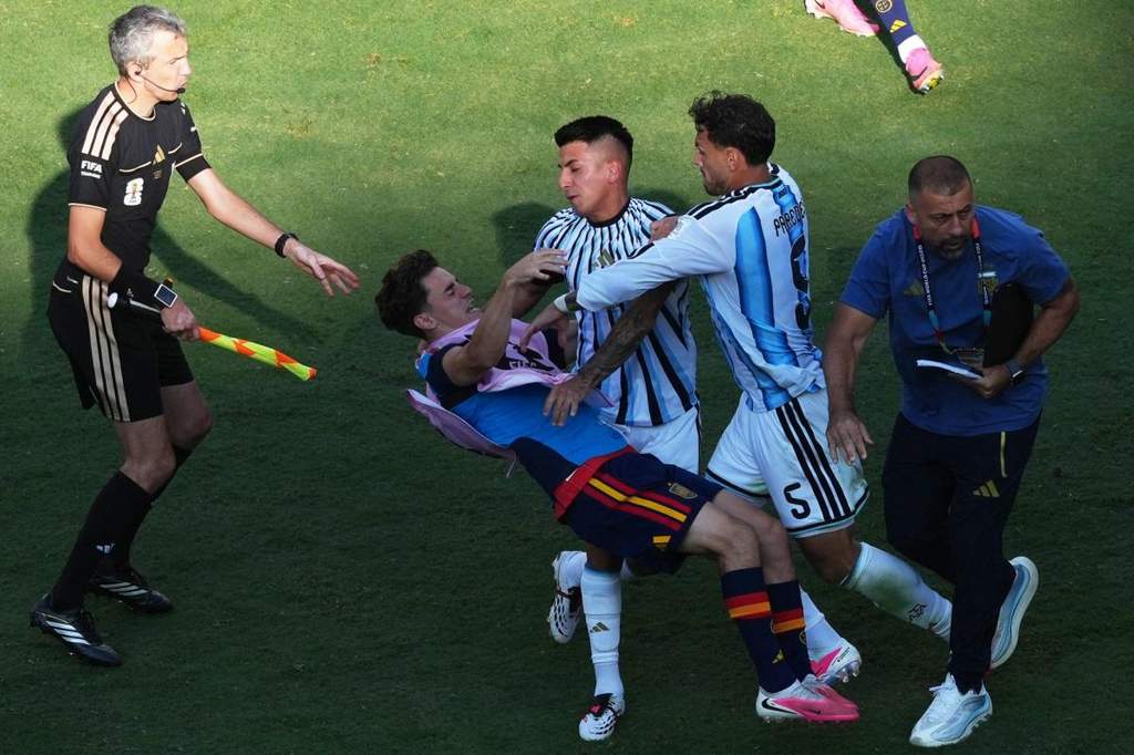 Incidents et tensions sur le terrain après la finale de la Coupe du monde entre l'Espagne et l'Argentine
