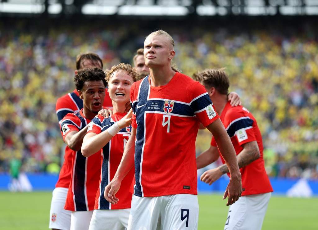 Erling Haaland célébrant son doublé historique avec la Norvège face au Brésil en Coupe du Monde.